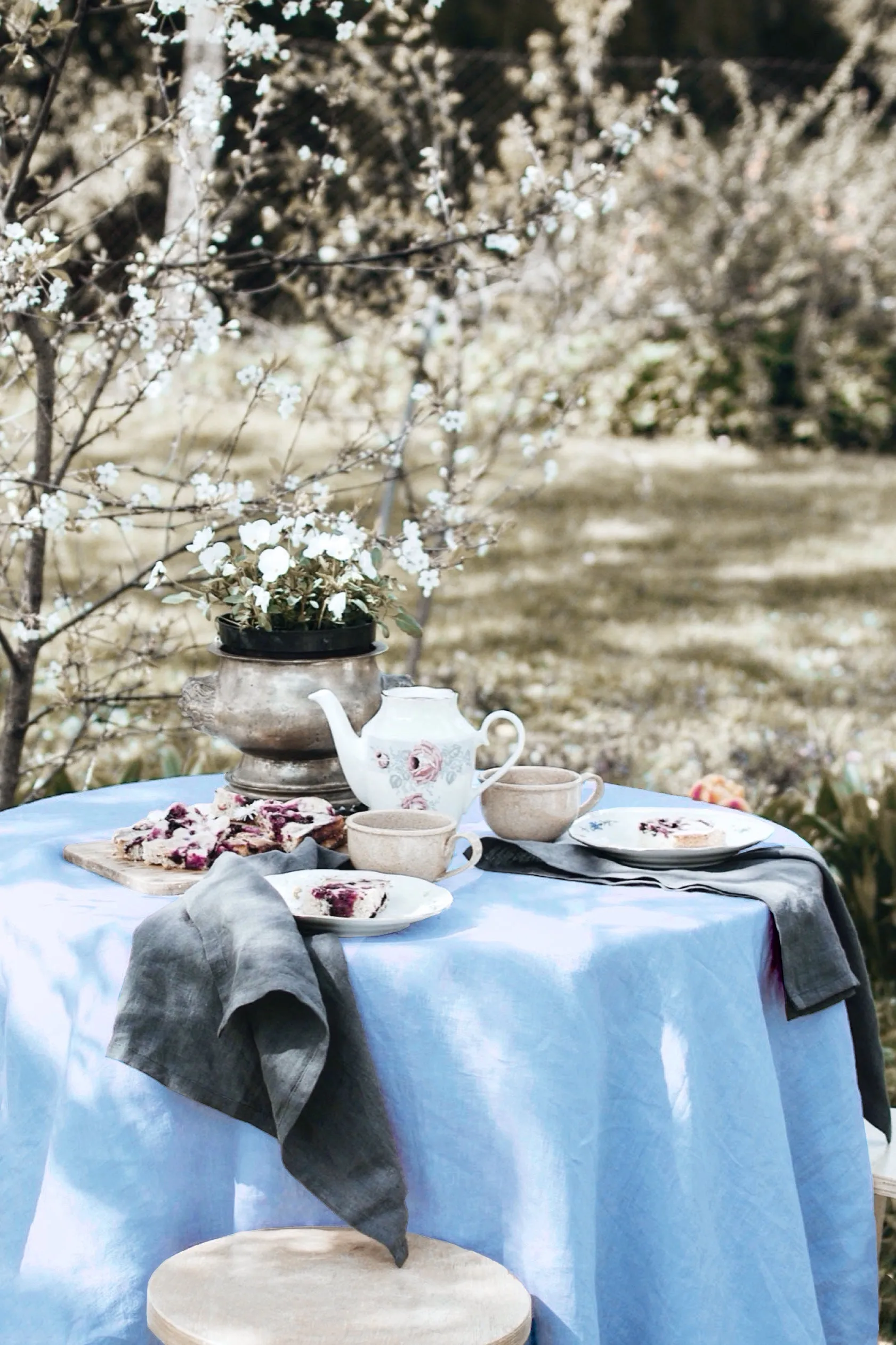 Round linen tablecloth