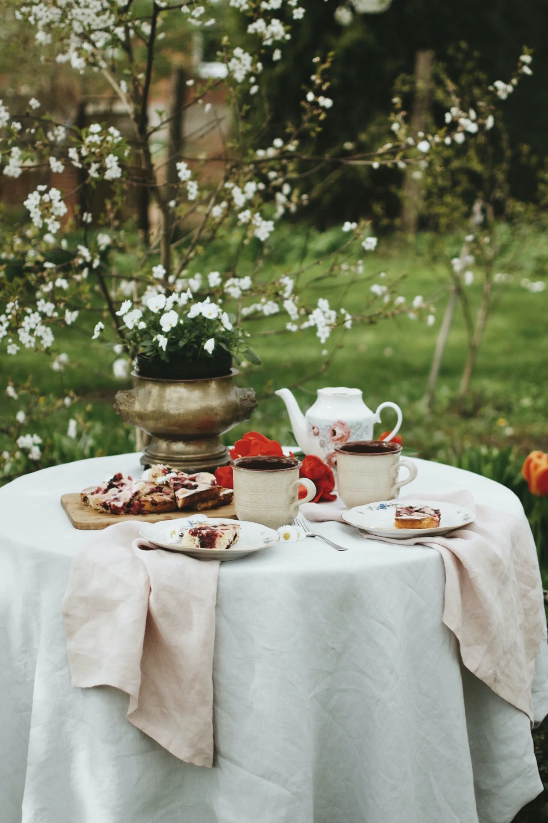 Round linen tablecloth