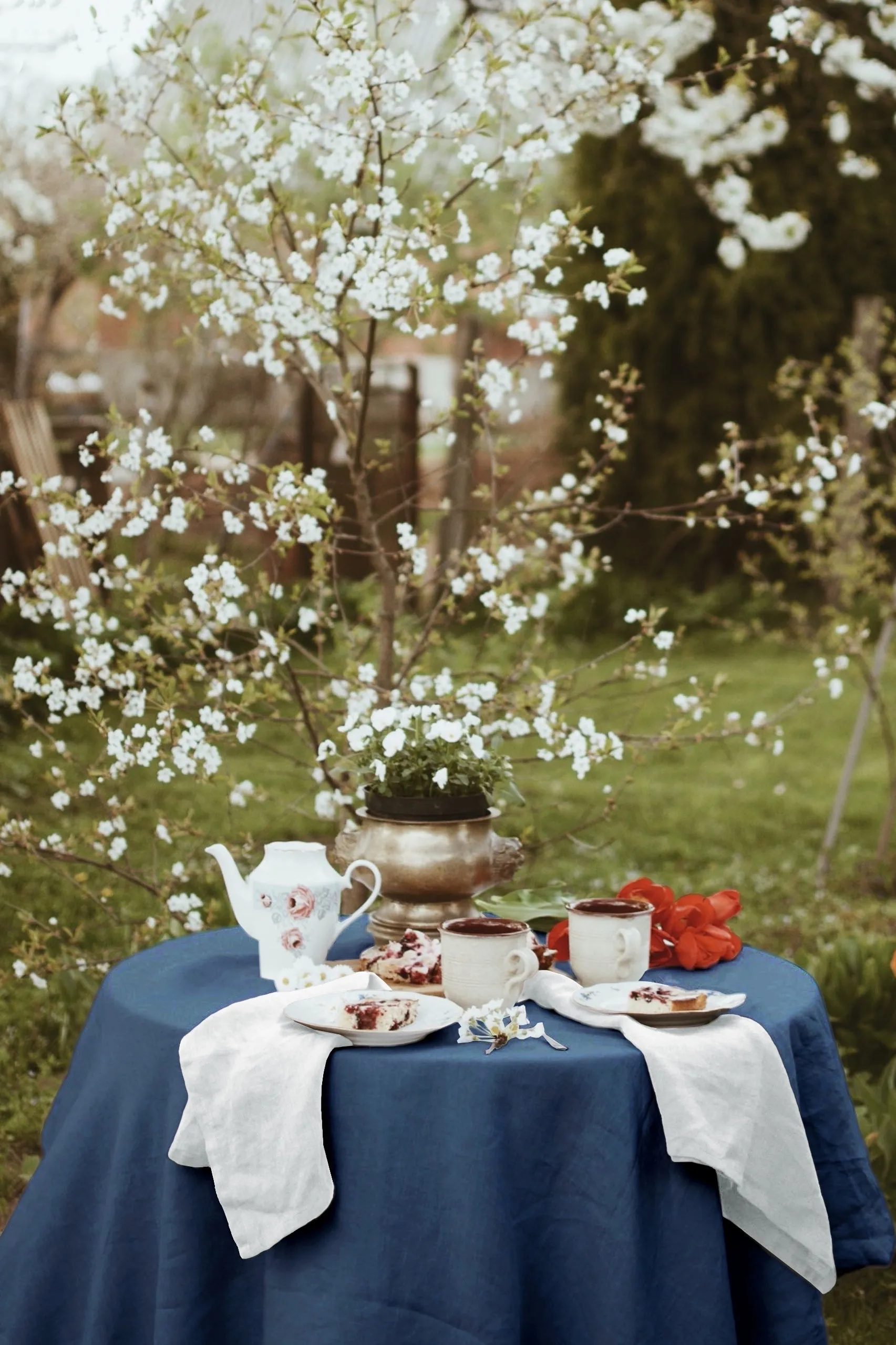 Round linen tablecloth