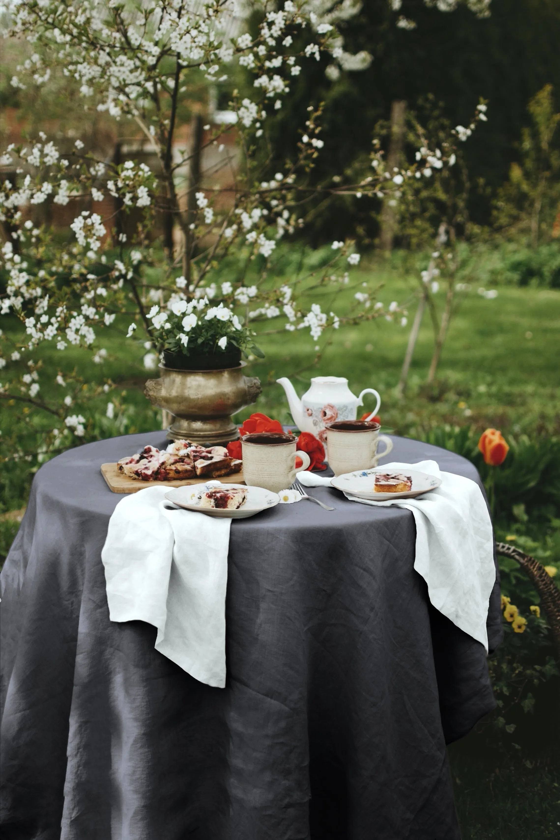 Round linen tablecloth