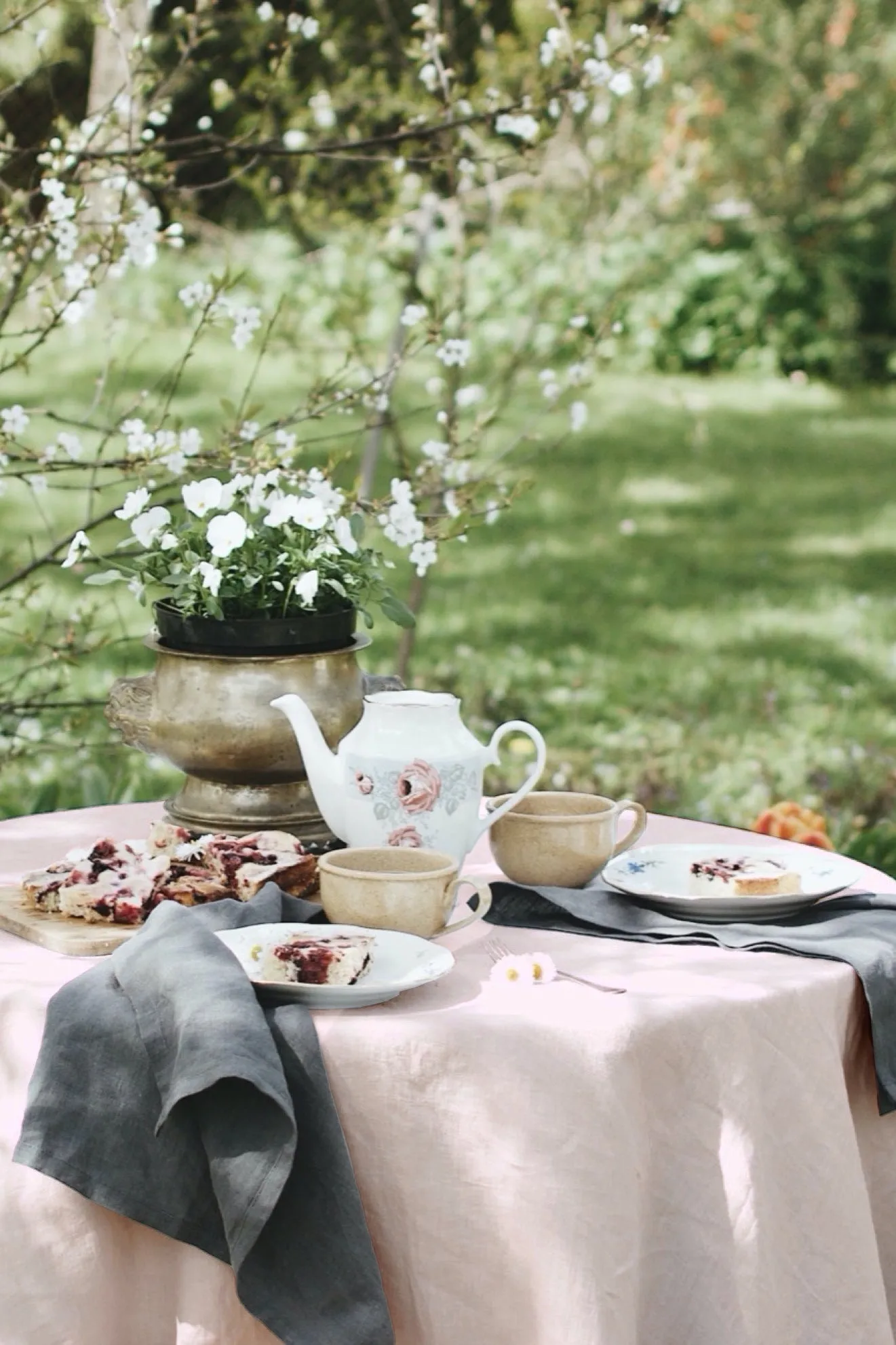 Round linen tablecloth