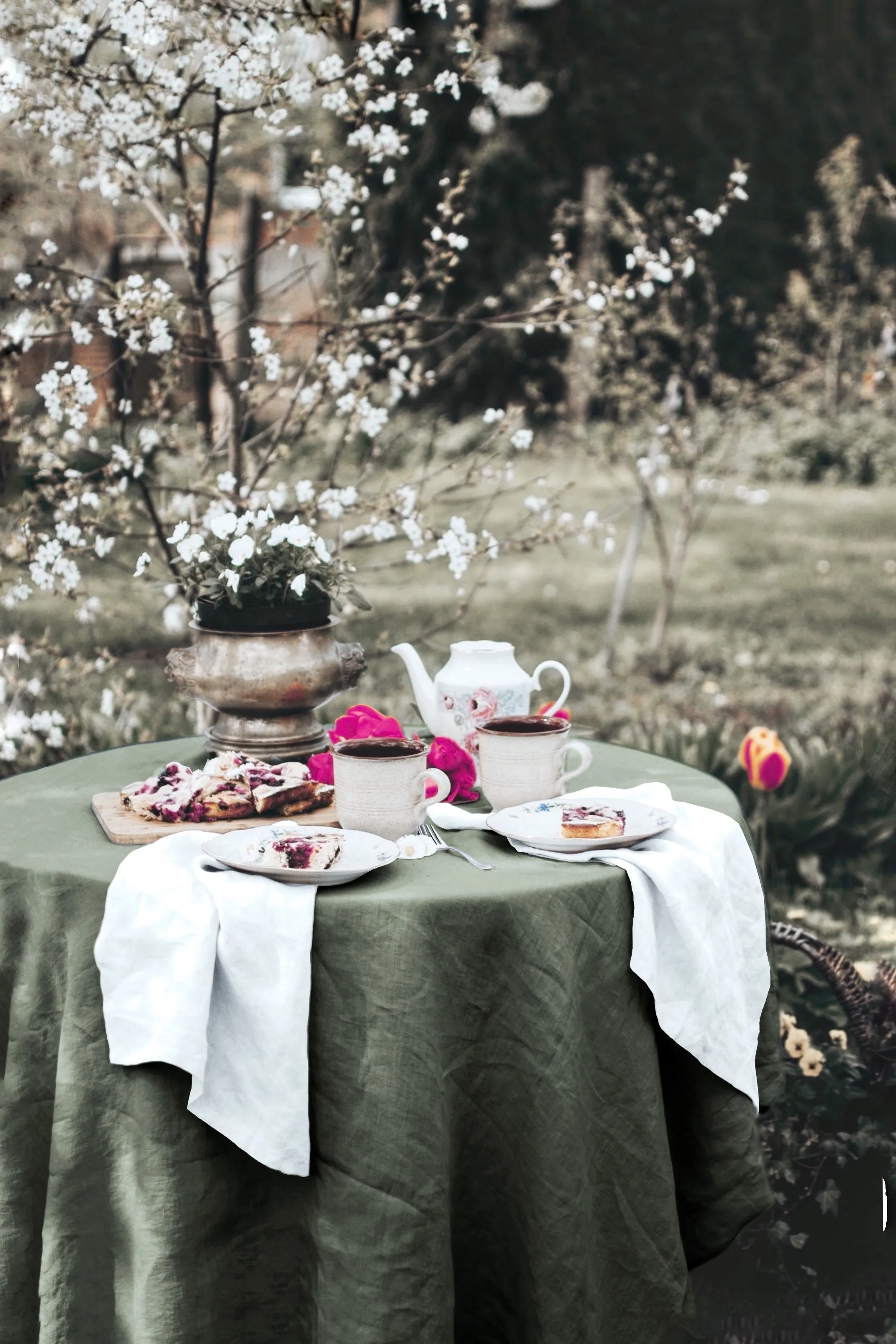 Round linen tablecloth