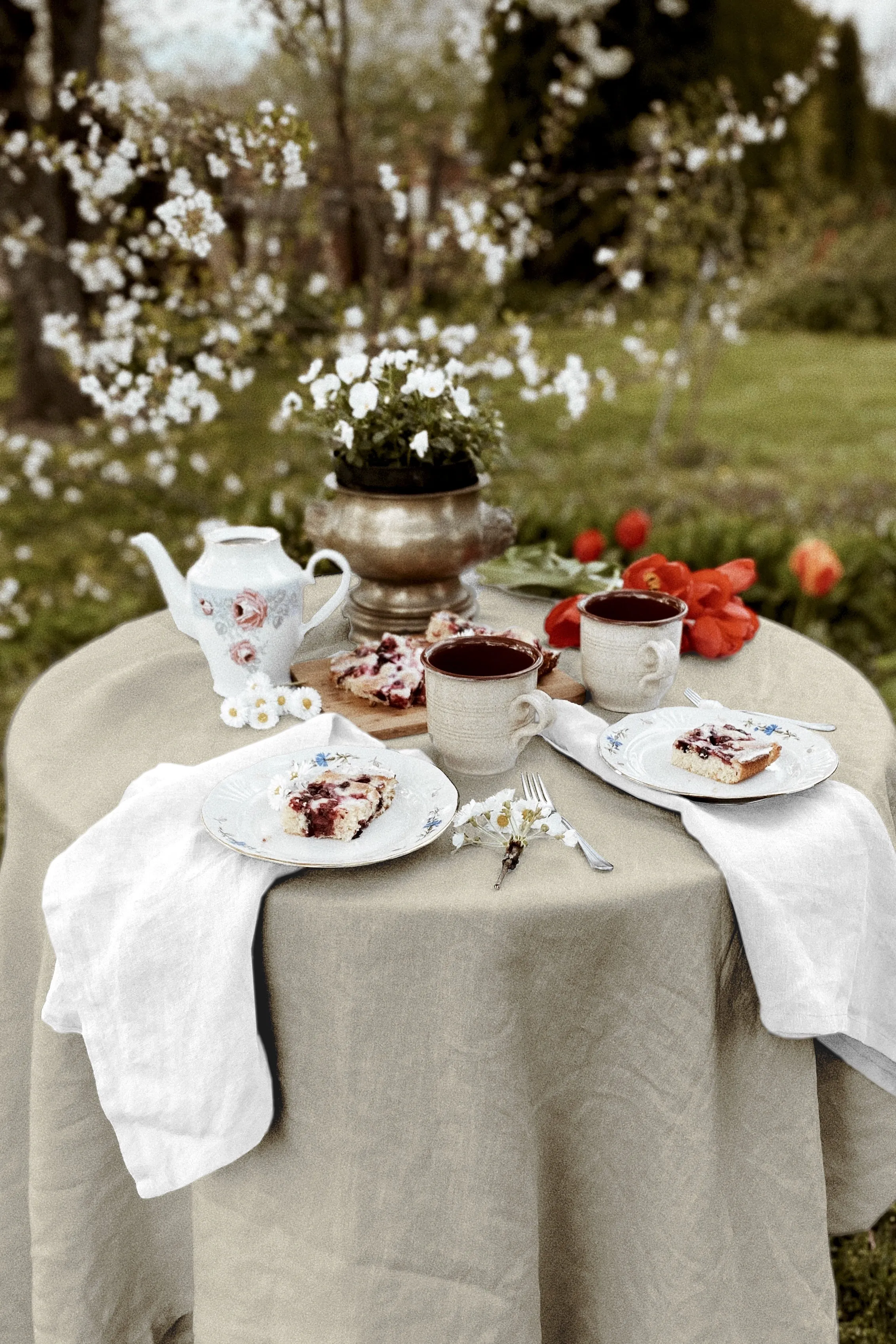 Round linen tablecloth