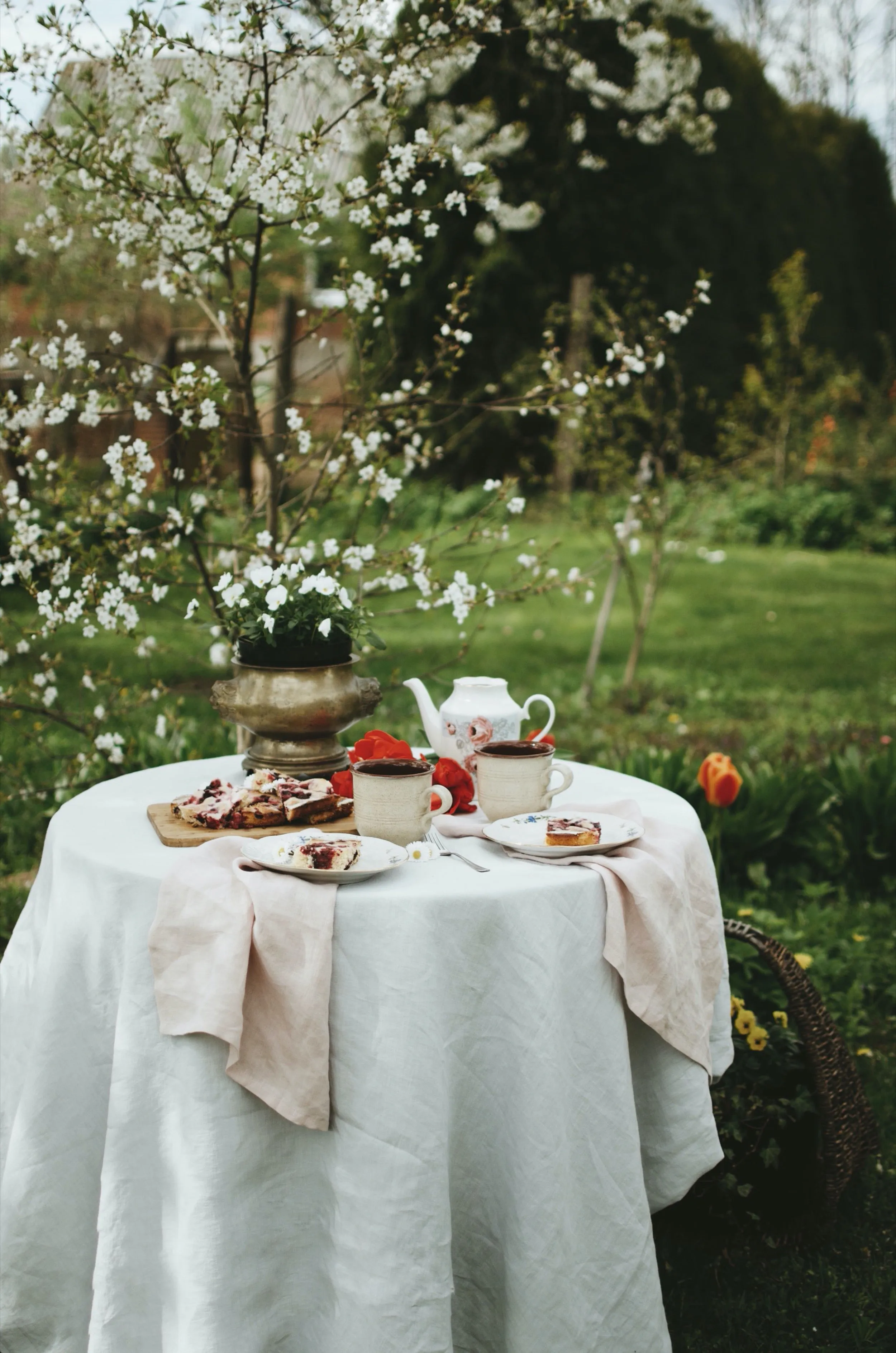Round linen tablecloth