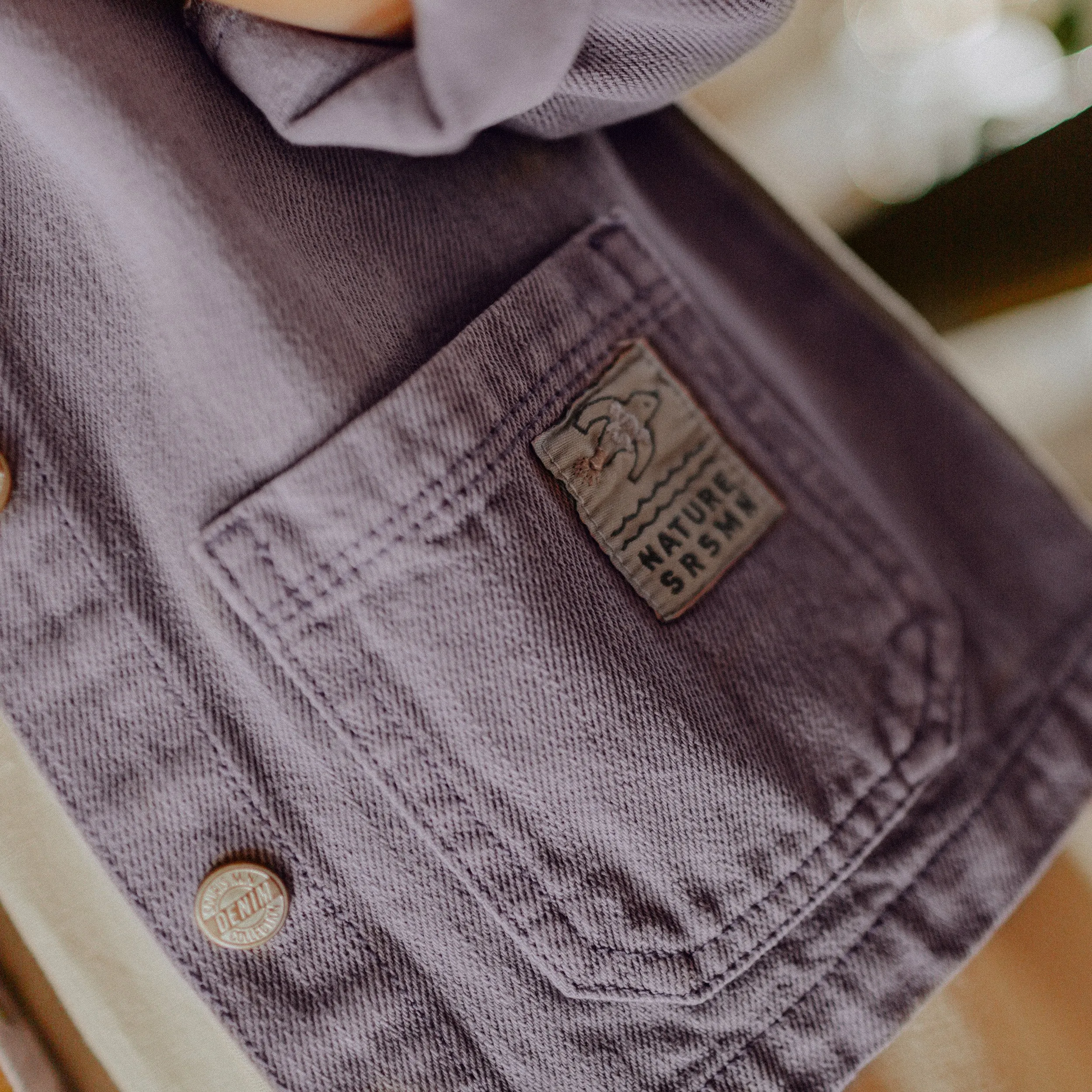 Surchemise mauve en denim sergé coloré souple, bébé || Purple colored denim shirt, baby